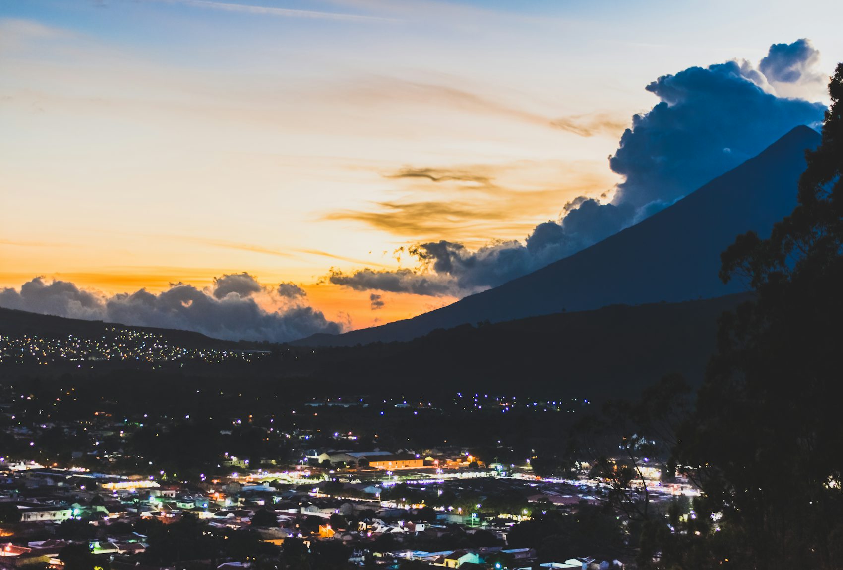 Panorámica del suroccidente de Guatemala al atardecer, zona de cobertura de Comando Blindado