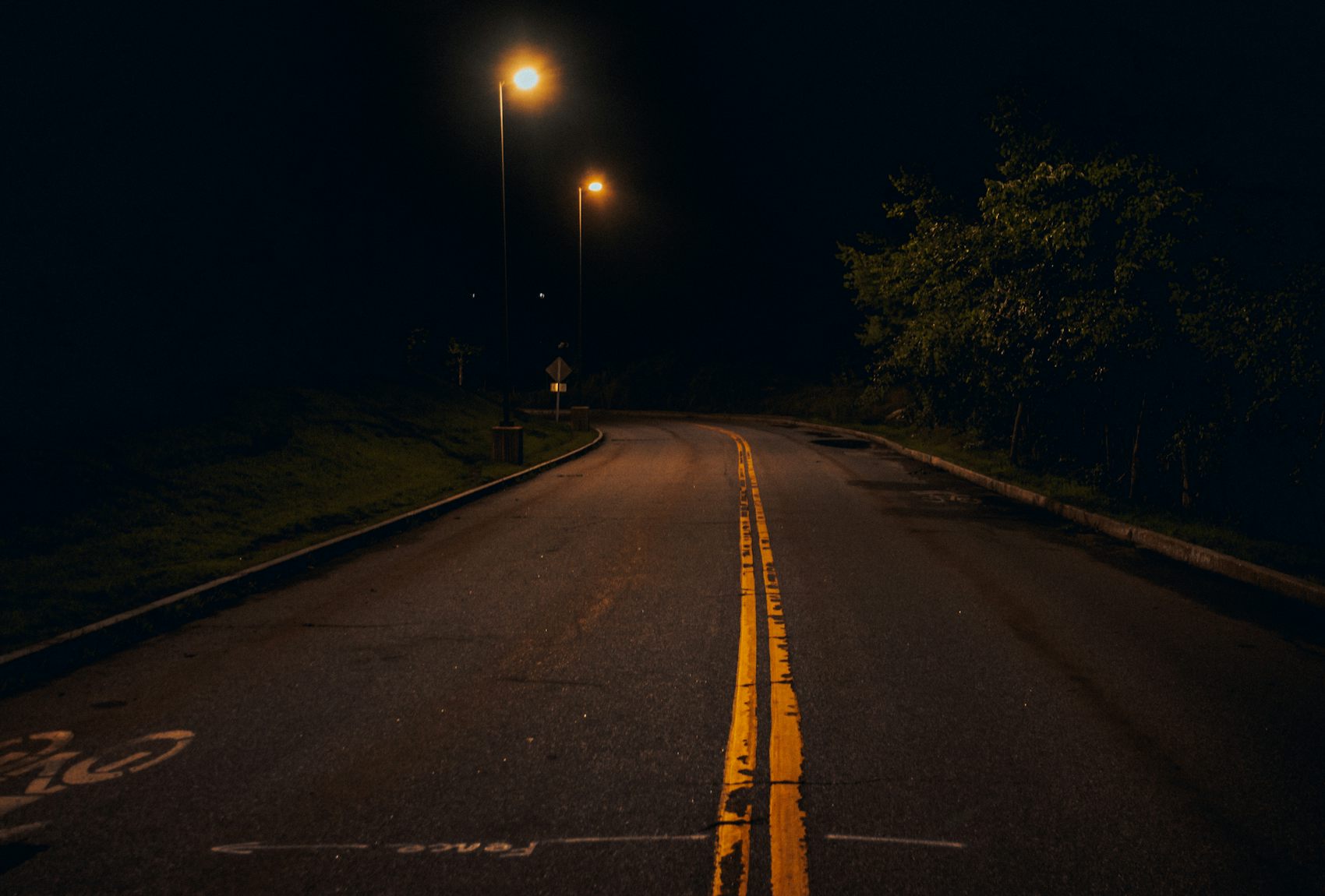 Carretera nocturna iluminada durante un traslado protegido con escolta en Guatemala
