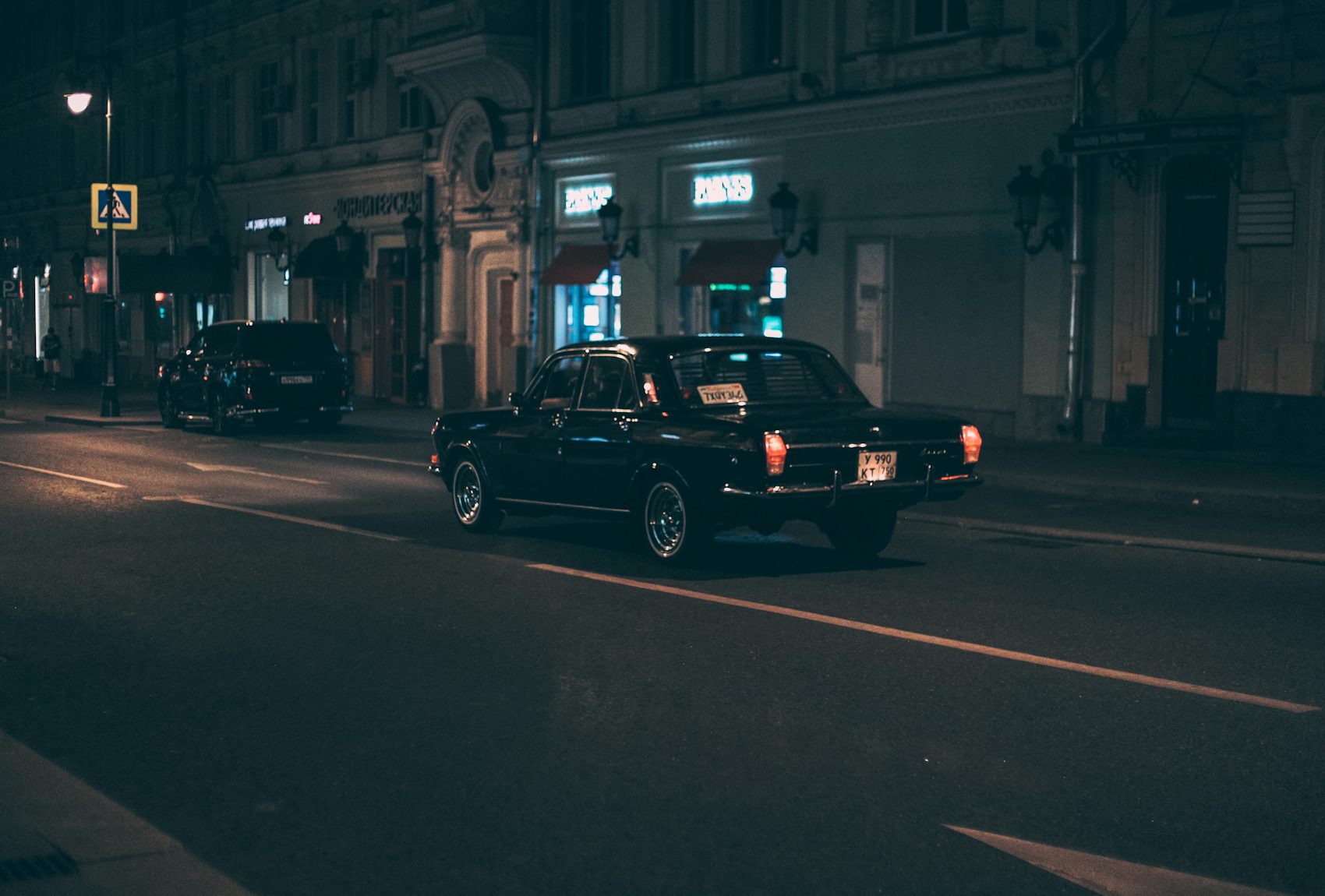 Unidad de seguridad ejecutiva circulando de noche durante un servicio de traslado protegido