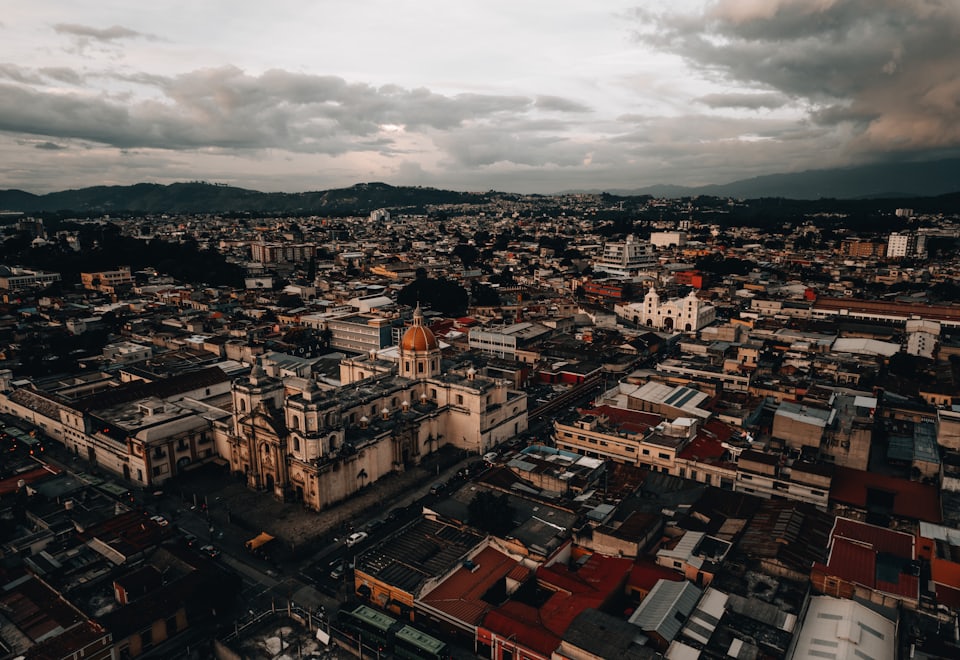 Vista aérea de una ciudad guatemalteca donde operan los servicios de seguridad corporativa