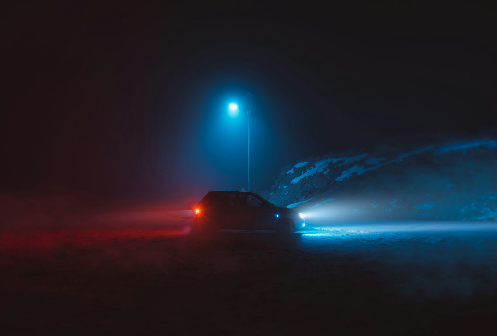 Traslado nocturno protegido en carretera durante un servicio de seguridad ejecutiva
